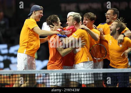 Malaga, Regno Unito. 20 novembre 2024. La squadra olandese festeggia dopo aver eliminato la Spagna durante la finale di Coppa Davis 2024, al Palacio de Deportes Jose Maria Martin Carpena Arena di Malaga. Crediti: Isabel Infantes/Alamy Live News Foto Stock