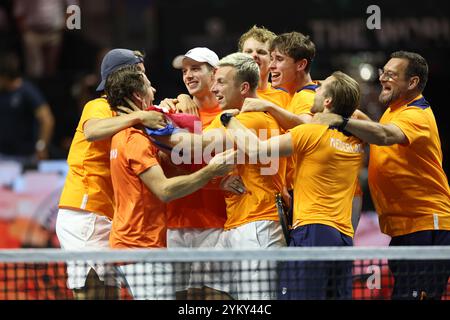 Malaga, Regno Unito. 20 novembre 2024. La squadra olandese festeggia dopo aver eliminato la Spagna durante la finale di Coppa Davis 2024, al Palacio de Deportes Jose Maria Martin Carpena Arena di Malaga. Crediti: Isabel Infantes/Alamy Live News Foto Stock