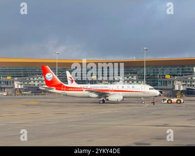 Sichuan Airlines Airbus 320-232 B-6778 all'Aeroporto Internazionale di Kunming Changshui (KMG), Kunming, Yunnan, Cina. Foto Stock