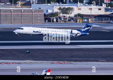 Aeroporto internazionale Sky Harbor, 17-11-24 Phoenix AZ USA Bombardier CRJ700 N754EV arrivo nel 26 all'aeroporto internazionale Sky Harbor Foto Stock