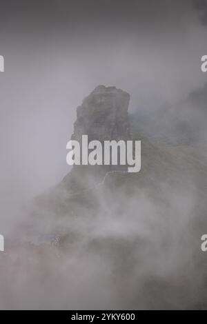 Le nuvole che circondano il monte Fanjingshan o il monte Fanjing, situato a Tongren, nella provincia di Guizhou, è la vetta più alta dei Monti Wuling nel sud Foto Stock