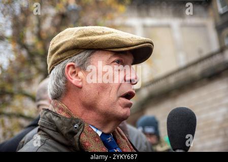 Londra, Regno Unito. 19 novembre 2024. Il leader del Partito Reform UK, Nigel Farage, visto durante un'intervista al raduno fuori Downing Street a Londra. Diecimila agricoltori e sostenitori hanno manifestato fuori a Downing Street a Londra in seguito alla controversa tassa di successione che è stata recentemente introdotta il giorno del bilancio dal governo laburista. (Foto di Krisztian Elek/SOPA Images/Sipa USA) credito: SIPA USA/Alamy Live News Foto Stock