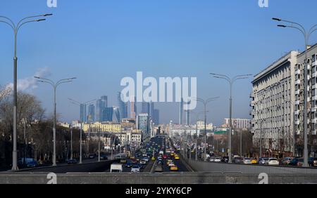 MOSCA, RUSSIA - 14 MARZO 2024. Panorama della città di Mosca con un'ampia autostrada e grattacieli all'orizzonte Foto Stock