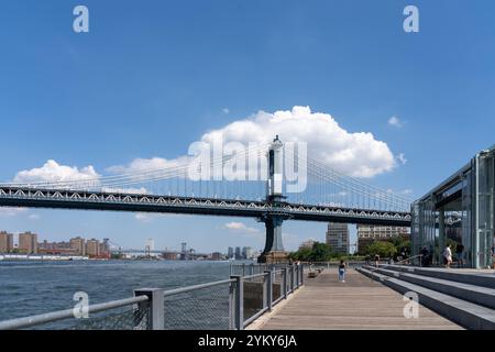 New York City, USA - 19 agosto 2022: Ponte di Manhattan con edifici sullo sfondo a New York City, NY, USA. Foto Stock