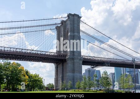 New York City, USA - 19 agosto 2022: Ponte di Brooklyn con edifici e ponte di Manhattan sullo sfondo a New York City, NY, USA. Foto Stock