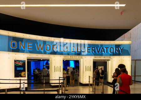 Visitatori in attesa di controlli di sicurezza all'ingresso del One World Observatory nel One World Trade Center a Lower Manhattan, New York City, USA. Foto Stock