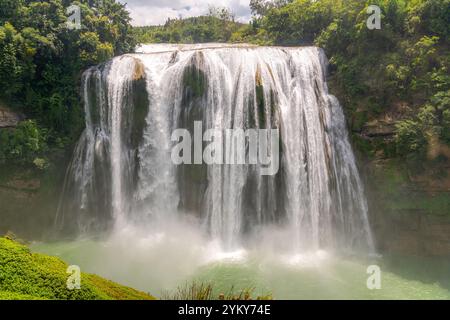 La cascata di Huangguoshu si trova nella contea autonoma di Zhenning Buyi e Miao, nella città di Anshun, nella provincia di Guizhou, Cina. Foto Stock