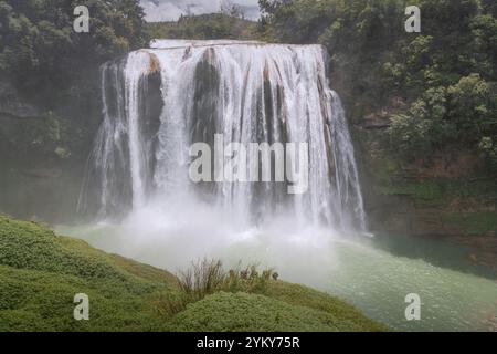 La cascata di Huangguoshu si trova sul fiume Baishui nella provincia di Guizhou in Cina, sullo sfondo Foto Stock