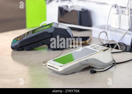 Terminali mobili sul tavolo presso la stazione di servizio Foto Stock