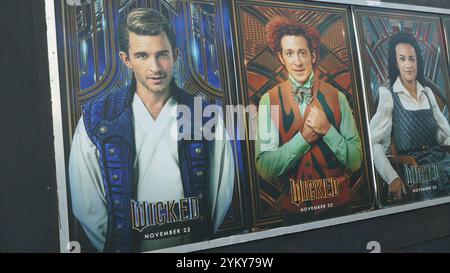 Los Angeles, California, USA 19 novembre 2024 Wicked Billboard con Ariana grande, Cynthia Erivo, Jonathan Bailey, Jeff Goldblum, Michelle Yeoh su Sunset Blvd il 19 novembre 2024 a Los Angeles, California, USA. Foto di Barry King/Alamy Stock Photo Foto Stock