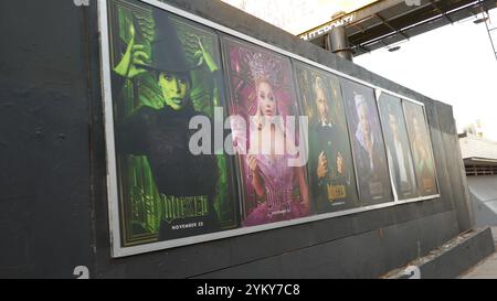 Los Angeles, California, USA 19 novembre 2024 Wicked Billboard con Ariana grande, Cynthia Erivo, Jonathan Bailey, Jeff Goldblum, Michelle Yeoh su Sunset Blvd il 19 novembre 2024 a Los Angeles, California, USA. Foto di Barry King/Alamy Stock Photo Foto Stock