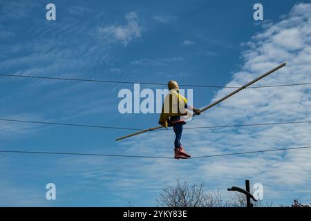 Scultura di un camminatore in corda stretta su Victoria Avenue a Clifton Hill, Niagara Falls, Ontario, Canada Foto Stock