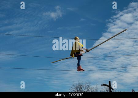 Scultura di un camminatore in corda stretta su Victoria Avenue a Clifton Hill, Niagara Falls, Ontario, Canada Foto Stock