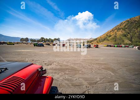 Giava Indonesia il 11,2024 settembre : turisti 4x4 jeep rossa in affitto al Monte Bromo, l'attivo Monte Bromo e' popolare attrazione turistica visitata Foto Stock