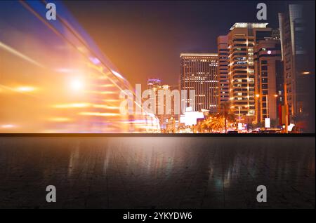 Strada skyline della città paesaggio all'aperto cielo Nero. La piazza della strada asfaltata e lo skyline della città con una moderna vista degli edifici di notte. Edifici illuminati Foto Stock