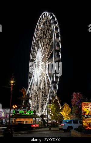 Sky Wheel di notte su Clifton Hill a Niagara Falls, Ontario, Canada Foto Stock