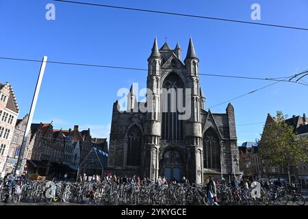 Biciclette di fronte alla Gent Sint-Niklaaskerk (Chiesa di San Nicola) – Gand, Belgio – 22 ottobre 2024 Foto Stock