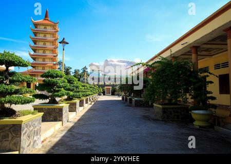 Vinh Trang Pagoda, una famosa destinazione a My Tho, Tien Giang, Vietnam Foto Stock