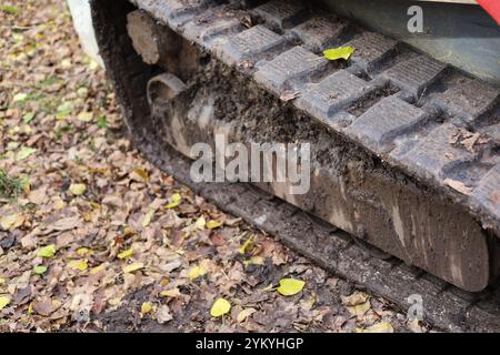 Primo piano dei battistrada delle ruote per attrezzature edili Foto Stock
