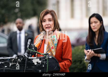 Washington, Stati Uniti. 19 novembre 2024. L'ex rappresentante della camera Nancy Pelosi ha partecipato ad una manifestazione per sostenere HK 47 a Capitol Hill a Washington, DC il 19 novembre 2024. Dozzine di personalità democratiche più eminenti di Hong Kong sono state incarcerate - una per 10 anni - nel più grande processo di sicurezza nazionale del territorio, dopo un'accusa che è stata ampiamente criticata come motivata politicamente. (Foto di May Yeung/SOPA Images/Sipa USA) credito: SIPA USA/Alamy Live News Foto Stock