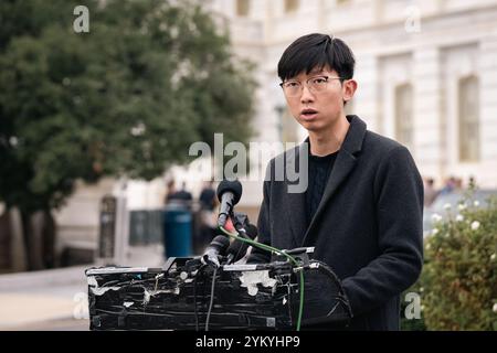 Washington, Stati Uniti. 19 novembre 2024. Sunny Cheung, un attivista di Hong Kong in esilio, ha partecipato ad una manifestazione a sostegno del caso giudiziario di Hong Kong 47 a Capitol Hill, Washington DC, il 19 novembre 2024. Il tribunale di Hong Kong ha condannato 45 figure pro-democrazia a una pena detentiva compresa tra i quattro e i dieci anni, nella più grande azione penale per la sicurezza nazionale della città dall'introduzione della legge nel 2020. (Foto di May Yeung/SOPA Images/Sipa USA) credito: SIPA USA/Alamy Live News Foto Stock