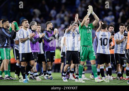 Buenos Aires, Argentina - 19 novembre 2024: L'Argentina ha trionfato sul Perù con un gol decisivo di Lautaro Martinez, assicurandosi la posizione di leader delle qualificazioni alla Coppa del mondo sudamericana al termine dell'anno. Con Lionel messi, il portiere Emiliano 'Dibu' Martinez e altri giocatori stellari sul campo, l'allenatore Lionel Scaloni ha impiegato una strategia offensiva che ha dato i suoi frutti nel secondo tempo. La squadra è ora in attesa di riprendere le partite di qualificazione a marzo. Foto di: UNAR Photo / ALAMY News Foto Stock