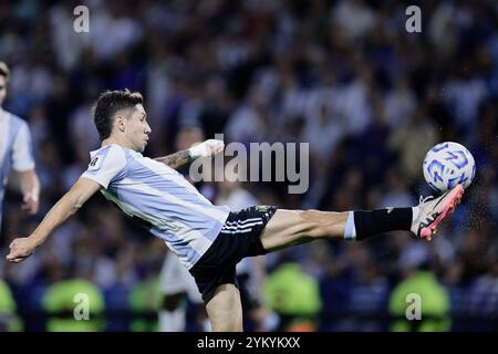 Buenos Aires, Argentina - 19 novembre 2024: L'Argentina ha trionfato sul Perù con un gol decisivo di Lautaro Martinez, assicurandosi la posizione di leader delle qualificazioni alla Coppa del mondo sudamericana al termine dell'anno. Con Lionel messi, il portiere Emiliano 'Dibu' Martinez e altri giocatori stellari sul campo, l'allenatore Lionel Scaloni ha impiegato una strategia offensiva che ha dato i suoi frutti nel secondo tempo. La squadra è ora in attesa di riprendere le partite di qualificazione a marzo. Foto di: UNAR Photo / ALAMY News Foto Stock