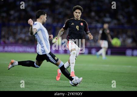 Buenos Aires, Argentina - 19 novembre 2024: L'Argentina ha trionfato sul Perù con un gol decisivo di Lautaro Martinez, assicurandosi la posizione di leader delle qualificazioni alla Coppa del mondo sudamericana al termine dell'anno. Con Lionel messi, il portiere Emiliano 'Dibu' Martinez e altri giocatori stellari sul campo, l'allenatore Lionel Scaloni ha impiegato una strategia offensiva che ha dato i suoi frutti nel secondo tempo. La squadra è ora in attesa di riprendere le partite di qualificazione a marzo. Foto di: UNAR Photo / ALAMY News Foto Stock