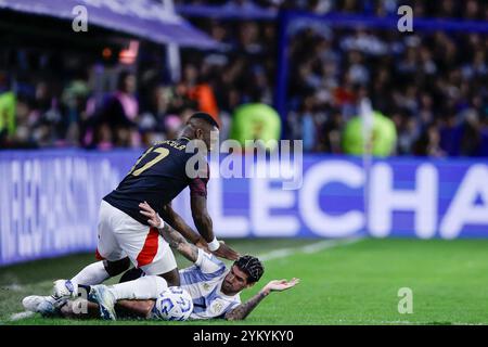 Buenos Aires, Argentina - 19 novembre 2024: L'Argentina ha trionfato sul Perù con un gol decisivo di Lautaro Martinez, assicurandosi la posizione di leader delle qualificazioni alla Coppa del mondo sudamericana al termine dell'anno. Con Lionel messi, il portiere Emiliano 'Dibu' Martinez e altri giocatori stellari sul campo, l'allenatore Lionel Scaloni ha impiegato una strategia offensiva che ha dato i suoi frutti nel secondo tempo. La squadra è ora in attesa di riprendere le partite di qualificazione a marzo. Foto di: UNAR Photo / ALAMY News Foto Stock