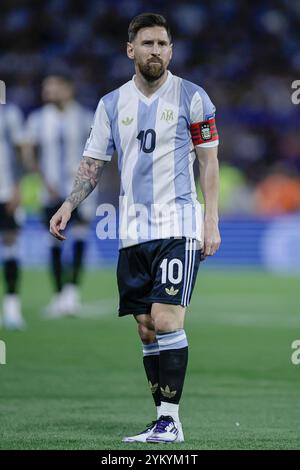 Buenos Aires, Argentina - 19 novembre 2024: L'Argentina ha trionfato sul Perù con un gol decisivo di Lautaro Martinez, assicurandosi la posizione di leader delle qualificazioni alla Coppa del mondo sudamericana al termine dell'anno. Con Lionel messi, il portiere Emiliano 'Dibu' Martinez e altri giocatori stellari sul campo, l'allenatore Lionel Scaloni ha impiegato una strategia offensiva che ha dato i suoi frutti nel secondo tempo. La squadra è ora in attesa di riprendere le partite di qualificazione a marzo. Foto di: UNAR Photo / ALAMY News Foto Stock