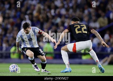 Buenos Aires, Argentina - 19 novembre 2024: L'Argentina ha trionfato sul Perù con un gol decisivo di Lautaro Martinez, assicurandosi la posizione di leader delle qualificazioni alla Coppa del mondo sudamericana al termine dell'anno. Con Lionel messi, il portiere Emiliano 'Dibu' Martinez e altri giocatori stellari sul campo, l'allenatore Lionel Scaloni ha impiegato una strategia offensiva che ha dato i suoi frutti nel secondo tempo. La squadra è ora in attesa di riprendere le partite di qualificazione a marzo. Foto di: UNAR Photo / ALAMY News Foto Stock