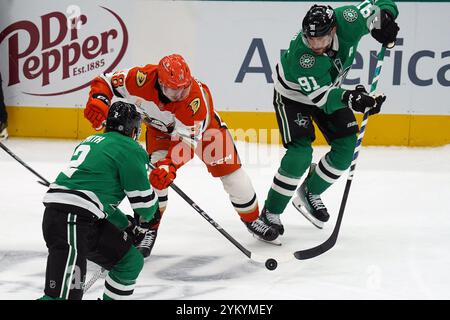 Dallas, Stati Uniti. 18 novembre 2024. Jansen Harkins n. 38 degli Anaheim Ducks combatte per il puck contro i Dallas Stars durante la partita di stagione regolare della NHL all'American Airlines Center. Punteggio finale Dallas Stars 2- 4 Anaheim Ducks. Il 18 novembre 2024 a Dallas, Texas. (Foto di Javier Vicencio/Eyepix Group) credito: Eyepix Group/Alamy Live News Foto Stock