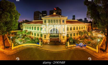 12 giugno 2024: Vista mattutina del vecchio ufficio postale nel centro di ho chi Minh, Vietnam Foto Stock