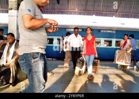 Treno passeggeri in attesa dell'orario di partenza alla piattaforma passeggeri della stazione ferroviaria di Agra Cantonment ad Agra, Utttar Pradesh, India. Foto Stock