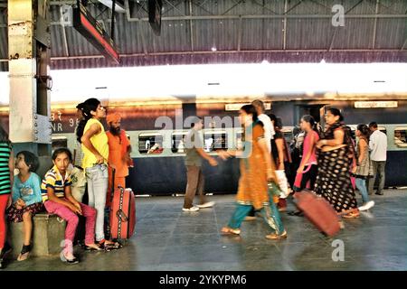 Treno passeggeri in attesa dell'orario di partenza alla piattaforma passeggeri della stazione ferroviaria di Agra Cantonment ad Agra, Utttar Pradesh, India. Foto Stock