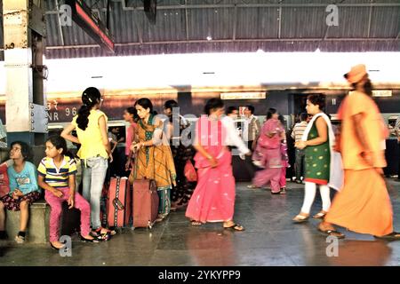 Treno passeggeri in attesa dell'orario di partenza alla piattaforma passeggeri della stazione ferroviaria di Agra Cantonment ad Agra, Utttar Pradesh, India. Foto Stock