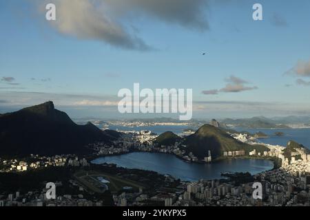 Rio De Janeiro, RJ, Brasile. 5 novembre 2022. Il Corcovado (a sinistra), il distretto di Lagoa e la laguna Rodrigo de Freitas sono visibili dalla collina Dois IrmÃ£os (due fratelli) a Rio de Janeiro, Brasile. (Credit Image: © Apolline Guillerot-Malick/SOPA Images via ZUMA Press Wire) SOLO PER USO EDITORIALE! Non per USO commerciale! Foto Stock