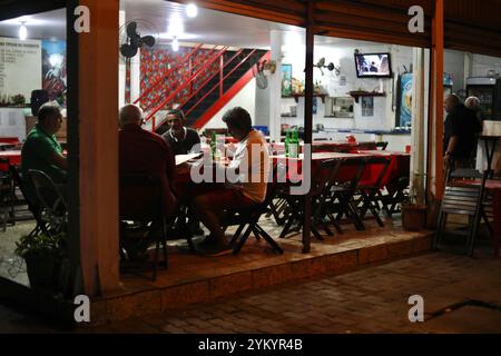 Rio De Janeiro, Brasile. 4 settembre 2022. Quattro uomini bevono un drink in un bar del mercato di Sao Cristovao, Rio de Janeiro, Brasile. (Foto di Apolline Guillerot-Malick/SOPA Images/Sipa USA) credito: SIPA USA/Alamy Live News Foto Stock