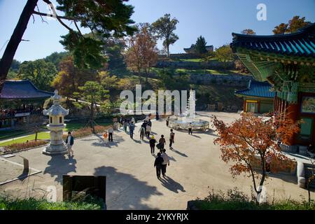 Contea di Yangyang, Corea del Sud - 3 novembre 2024: I visitatori si riuniscono intorno alla pagoda in pietra, progettata in modo complesso, situata di fronte alla Botajeon Hall al Foto Stock