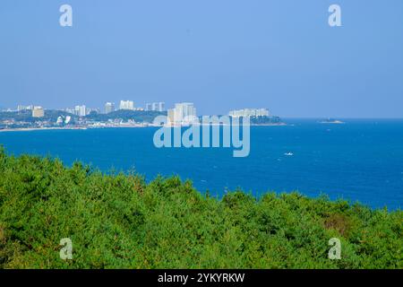 Contea di Yangyang, Corea del Sud - 3 novembre 2024: Si affaccia sulla costa della città di Sokcho da vicino alla statua di Avalokitesvara al Tempio di Naksansa, wi Foto Stock