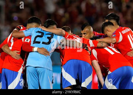 Santiago, Cile - 18 novembre 2024: Il Cile si assicurò una vittoria vitale del 4-2 sul Venezuela, fornendo un sollievo temporaneo per il suo capo-allenatore. Nonostante questa vittoria, il percorso del Cile verso la qualificazione alla Coppa del mondo rimane precario, basandosi su risultati matematici complessi per ottenere un posto nei playoff. Al momento secondo alla fine della classifica, la squadra affronta una dura formazione di avversari nelle prossime partite. Il prossimo turno di qualificazione si svolgerà dopo la pausa di marzo. Foto: Javier Torres/ UNAR Photo / Alamy News Foto Stock