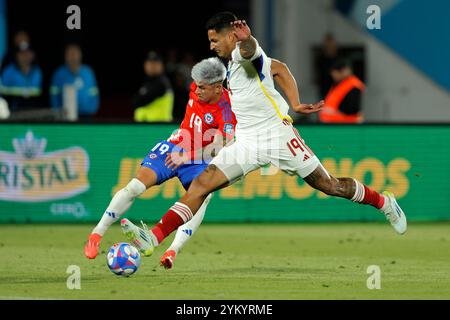 Santiago, Cile - 18 novembre 2024: Il Cile si assicurò una vittoria vitale del 4-2 sul Venezuela, fornendo un sollievo temporaneo per il suo capo-allenatore. Nonostante questa vittoria, il percorso del Cile verso la qualificazione alla Coppa del mondo rimane precario, basandosi su risultati matematici complessi per ottenere un posto nei playoff. Al momento secondo alla fine della classifica, la squadra affronta una dura formazione di avversari nelle prossime partite. Il prossimo turno di qualificazione si svolgerà dopo la pausa di marzo. Foto: Javier Torres/ UNAR Photo / Alamy News Foto Stock