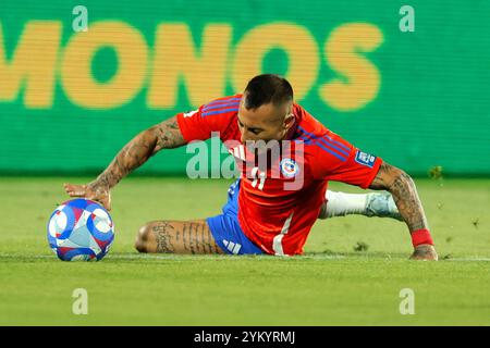 Santiago, Cile - 18 novembre 2024: Il Cile si assicurò una vittoria vitale del 4-2 sul Venezuela, fornendo un sollievo temporaneo per il suo capo-allenatore. Nonostante questa vittoria, il percorso del Cile verso la qualificazione alla Coppa del mondo rimane precario, basandosi su risultati matematici complessi per ottenere un posto nei playoff. Al momento secondo alla fine della classifica, la squadra affronta una dura formazione di avversari nelle prossime partite. Il prossimo turno di qualificazione si svolgerà dopo la pausa di marzo. Foto: Javier Torres/ UNAR Photo / Alamy News Foto Stock