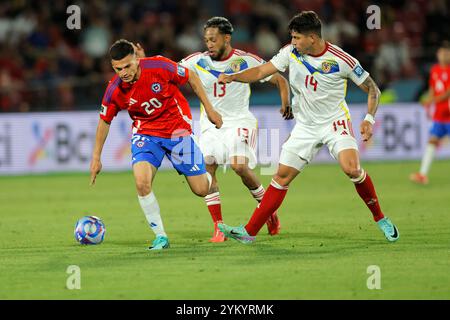 Santiago, Cile - 18 novembre 2024: Il Cile si assicurò una vittoria vitale del 4-2 sul Venezuela, fornendo un sollievo temporaneo per il suo capo-allenatore. Nonostante questa vittoria, il percorso del Cile verso la qualificazione alla Coppa del mondo rimane precario, basandosi su risultati matematici complessi per ottenere un posto nei playoff. Al momento secondo alla fine della classifica, la squadra affronta una dura formazione di avversari nelle prossime partite. Il prossimo turno di qualificazione si svolgerà dopo la pausa di marzo. Foto: Javier Torres/ UNAR Photo / Alamy News Foto Stock