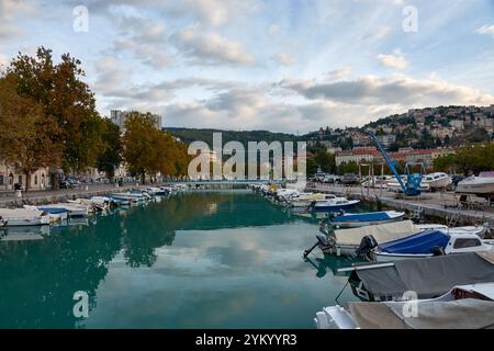 Fiume, Croazia; 13 ottobre 2024:canali di fiume, Croazia, fiancheggiata da piccole imbarcazioni ormeggiate pacificamente lungo l'acqua. I canali Foto Stock