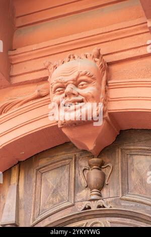 Il dettaglio architettonico dell'arco decorò la facciata dell'edificio, Heidelberg, Germania, 20 agosto 2022 Foto Stock