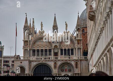 Venezia,Italia;ottobre,17,2024:gli intricati dettagli dell'architettura veneziana, che mettono in risalto l'arte che definisce l'essenza della Serenissima. Foto Stock