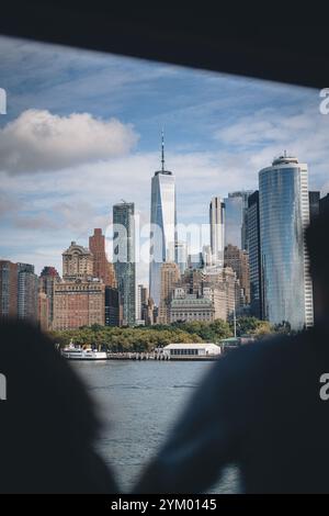 Skyline di Lower Manhattan, incluso il One World Trade Center, visto dal traghetto Staten Island, Manhattan, New York. Foto Stock