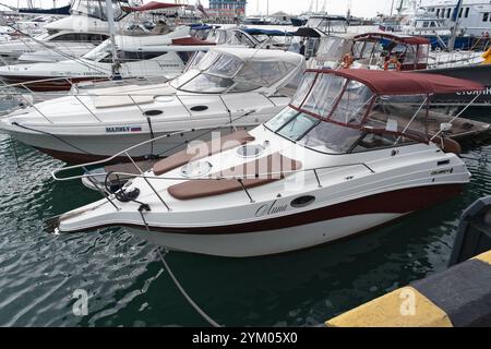 Barche attraccate in un porticciolo circondato da attività di yacht affollate durante il porto costiero di Sochi, Russia, 14 aprile 2023 Foto Stock