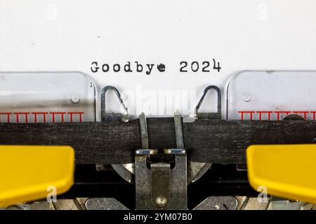 Addio 2024 scritto su una vecchia macchina da scrivere Foto Stock